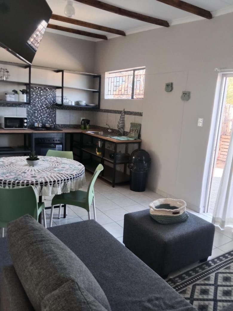 Die Windpomp Guesthouse Gobabis Екстериор снимка